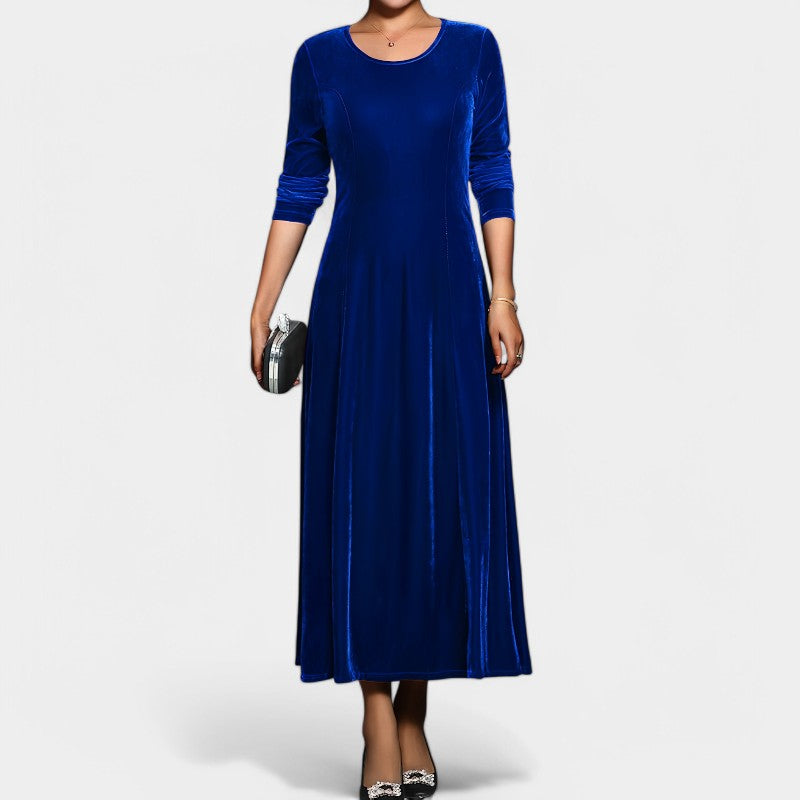 Modell iført elegant a-linje midi kjole for kvinner. Langermet design, flott som festkjole.
