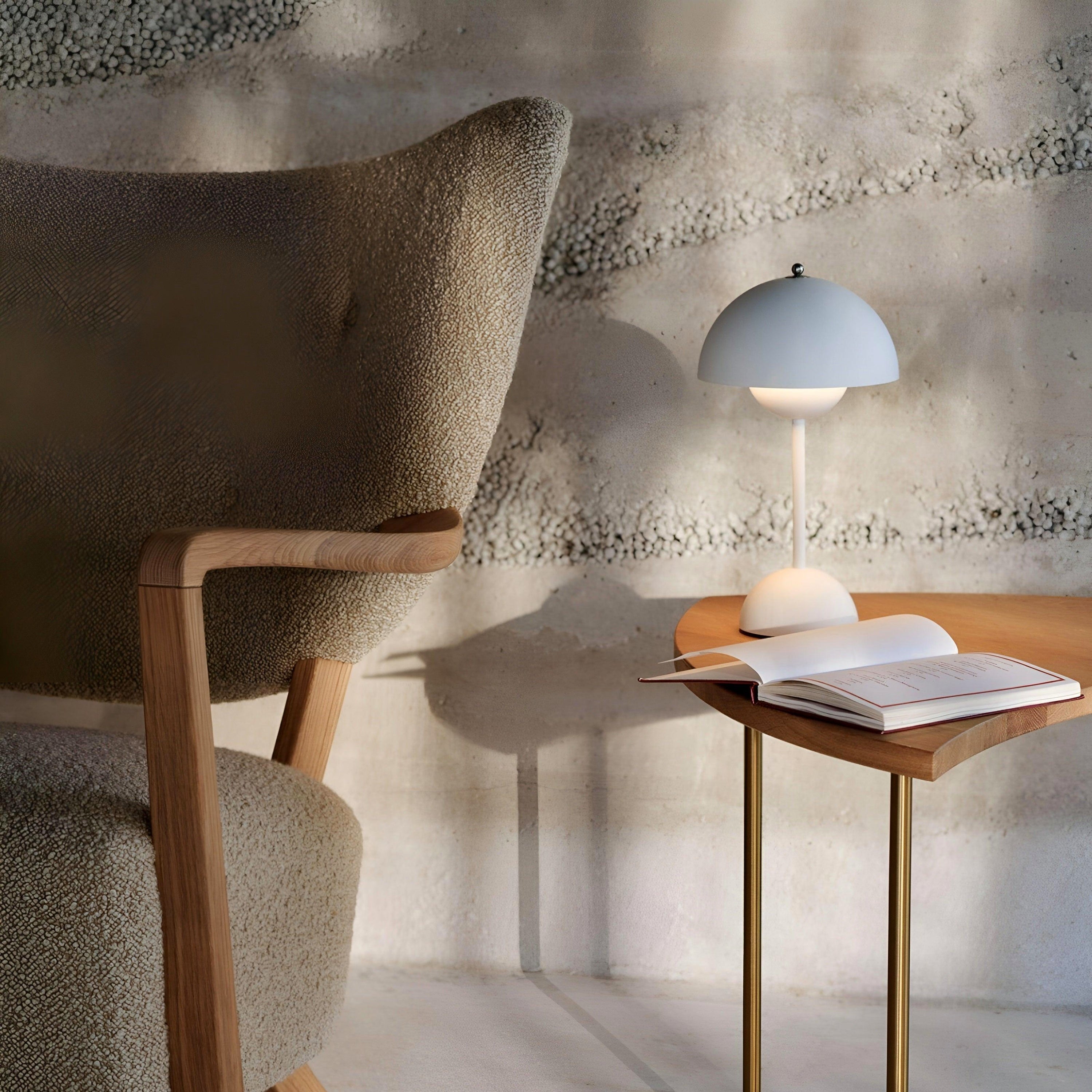 "Elegant LED bordlampe i skandinavisk design med dimbart lys, metallisk finish og minimalistisk stil for moderne hjem."