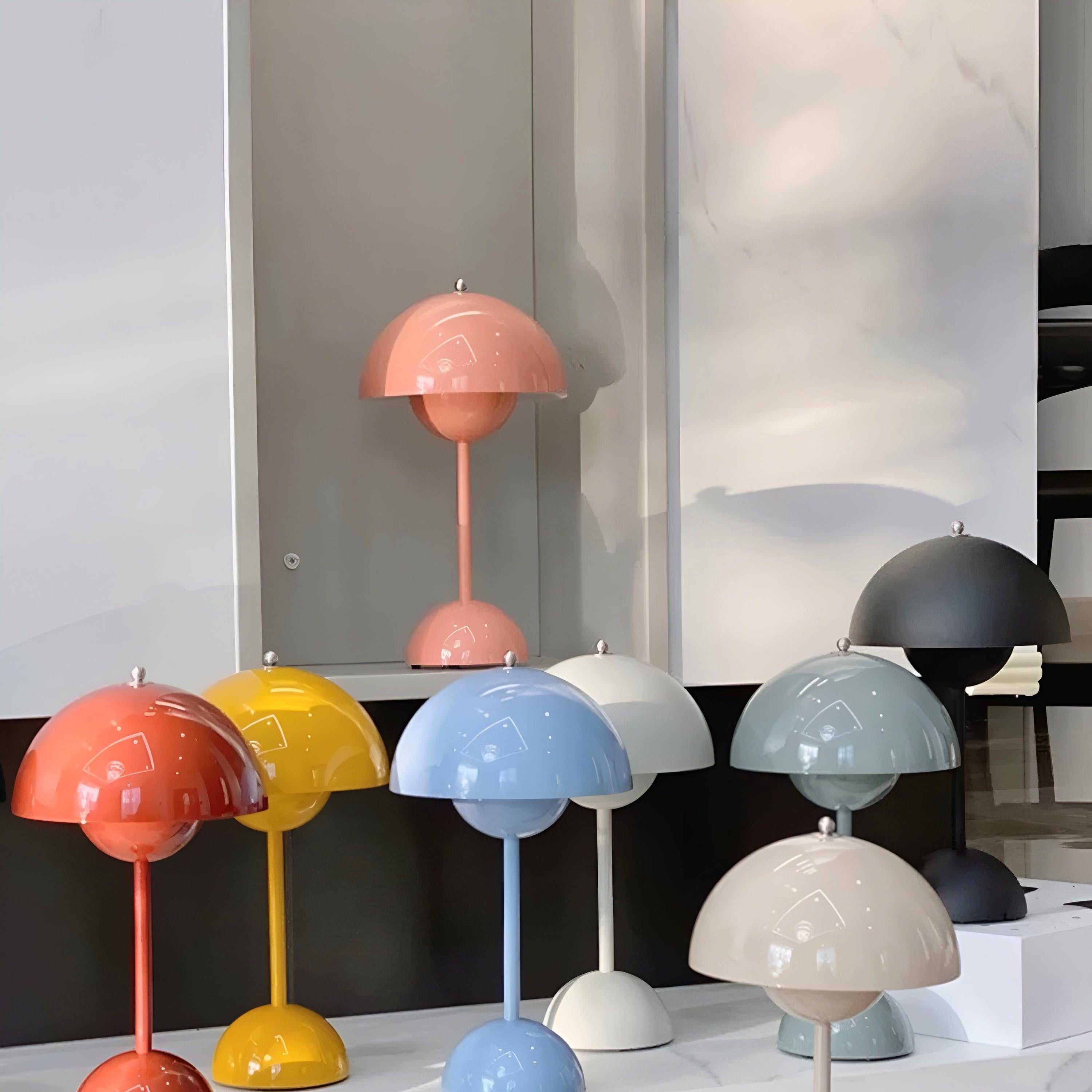"Elegant LED bordlampe i skandinavisk design med dimbart lys, metallisk finish og minimalistisk stil for moderne hjem."