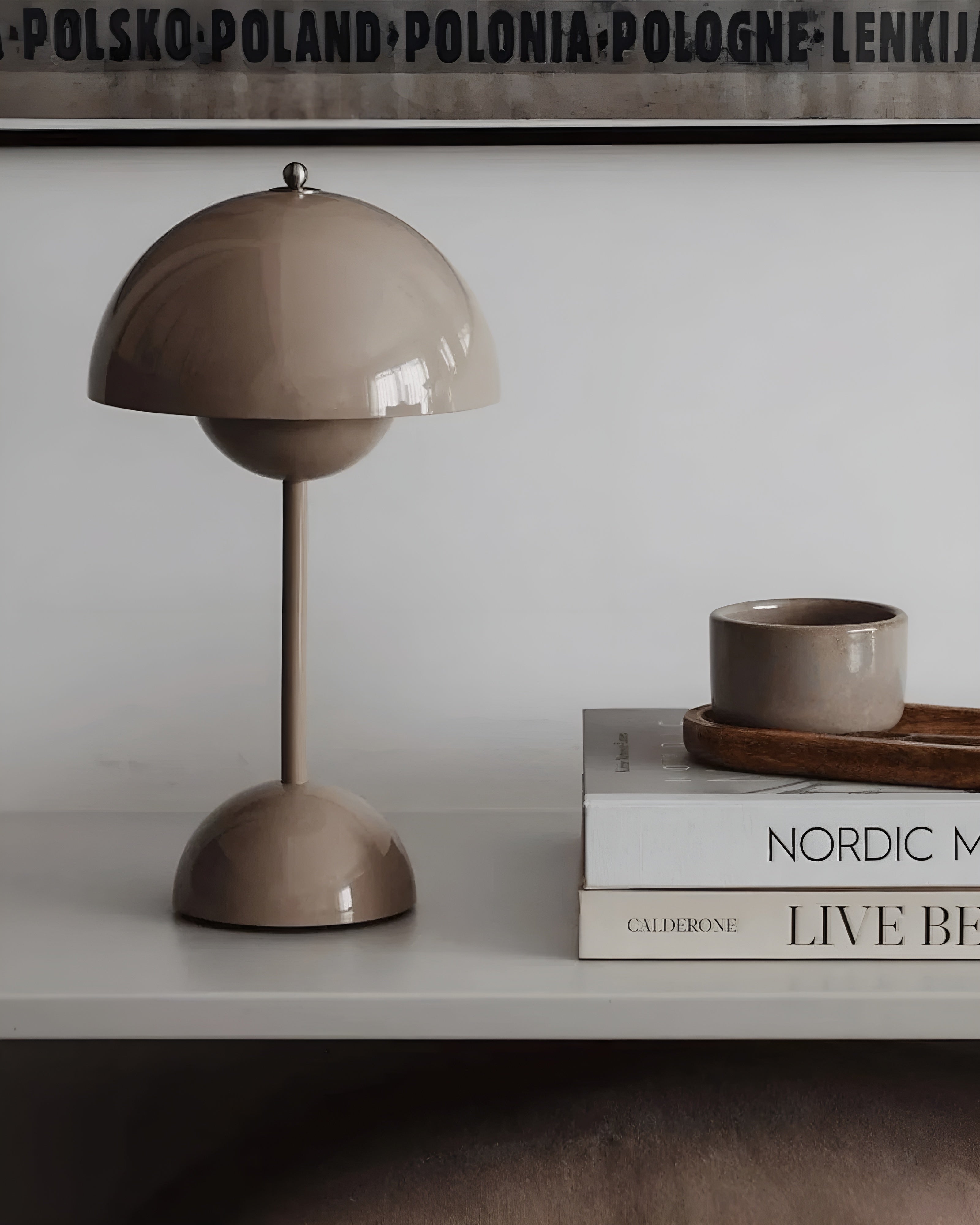 "Elegant LED bordlampe i skandinavisk design med dimbart lys, metallisk finish og minimalistisk stil for moderne hjem."