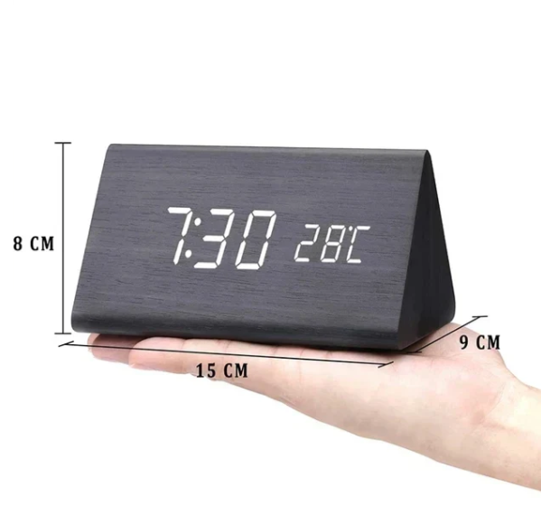 Nærbilde av elegant LED bordklokke med tydelig digital display. Stemmeaktivert for smart hjem.