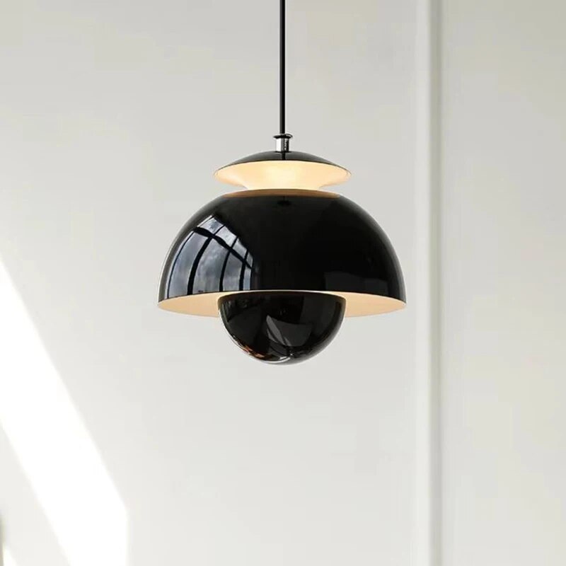 "Elegant LED-pendellampe med blomsterdesign, skandinavisk stil, varm belysning, enkelt anheng for moderne interiør."