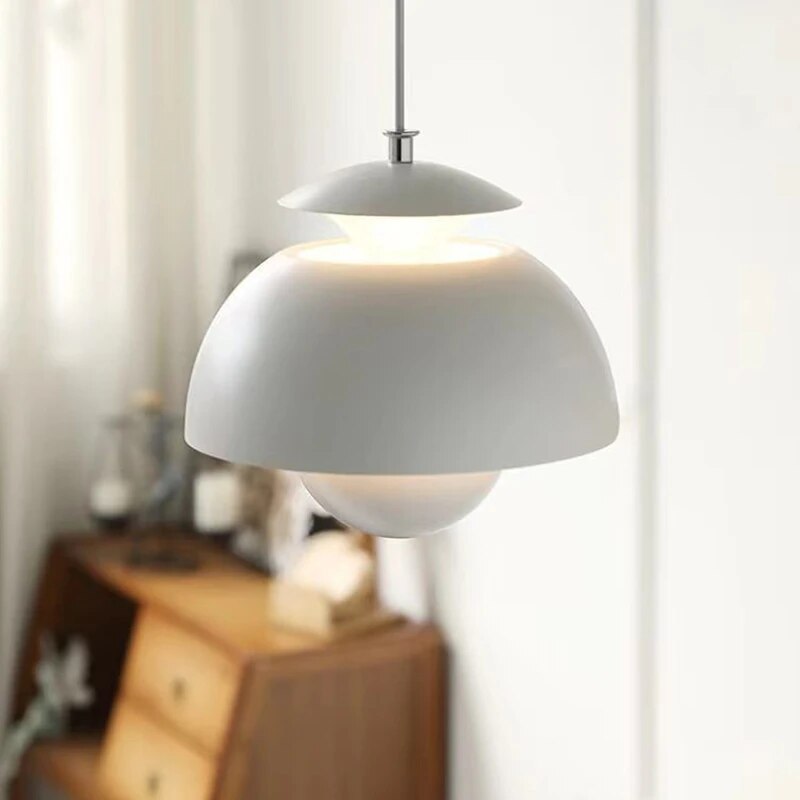 "Elegant LED-pendellampe med blomsterdesign, skandinavisk stil, varm belysning, enkelt anheng for moderne interiør."