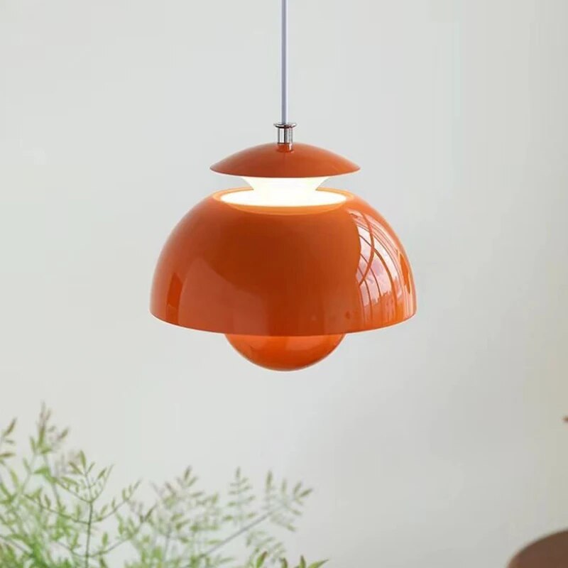 "Elegant LED-pendellampe med blomsterdesign, skandinavisk stil, varm belysning, enkelt anheng for moderne interiør."