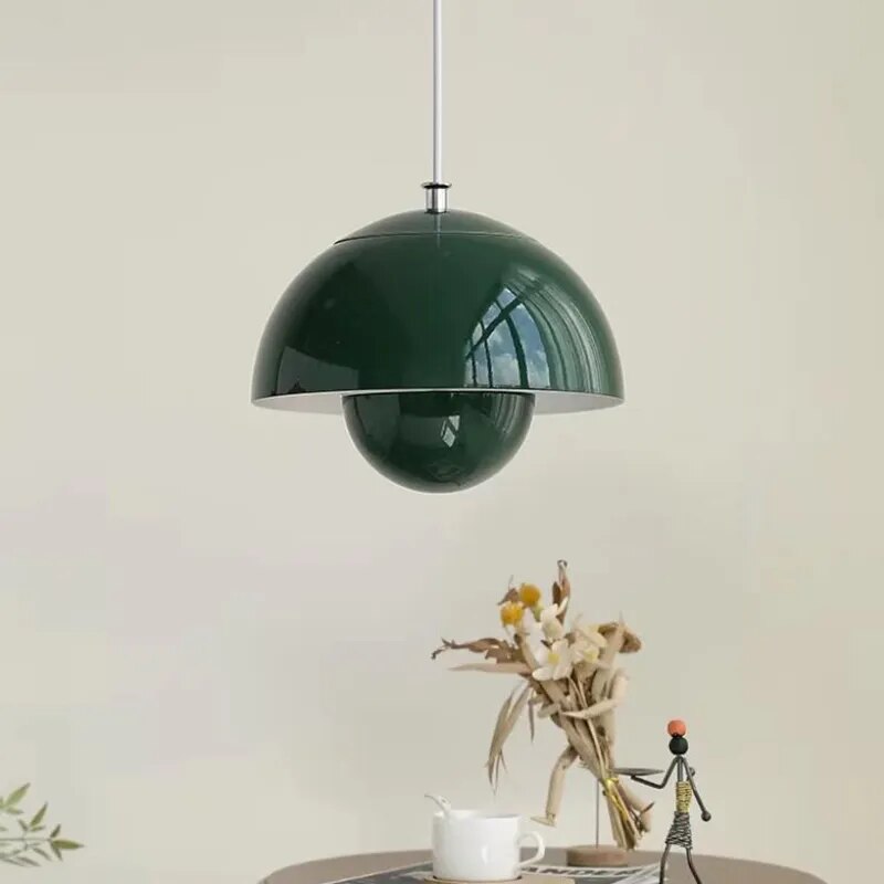 "Elegant LED-pendellampe med blomsterdesign, skandinavisk stil, varm belysning, enkelt anheng for moderne interiør."