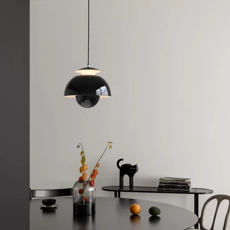 "Elegant LED-pendellampe med blomsterdesign, skandinavisk stil, varm belysning, enkelt anheng for moderne interiør."