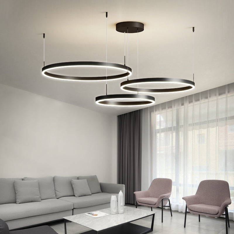 "Elegant LED ringlight taklampe i minimalistisk stil med sammenflettede ringer for moderne belysning."