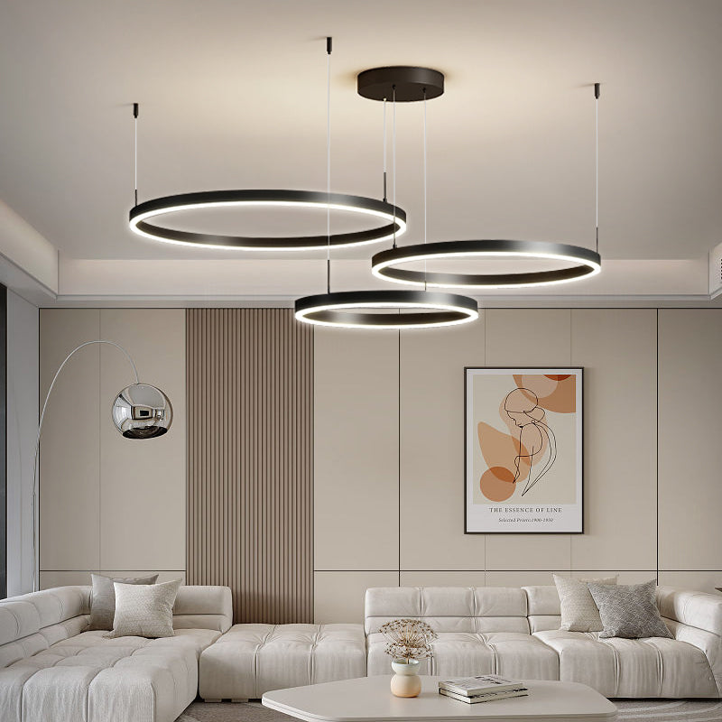"Elegant LED ringlight taklampe i minimalistisk stil med sammenflettede ringer for moderne belysning."