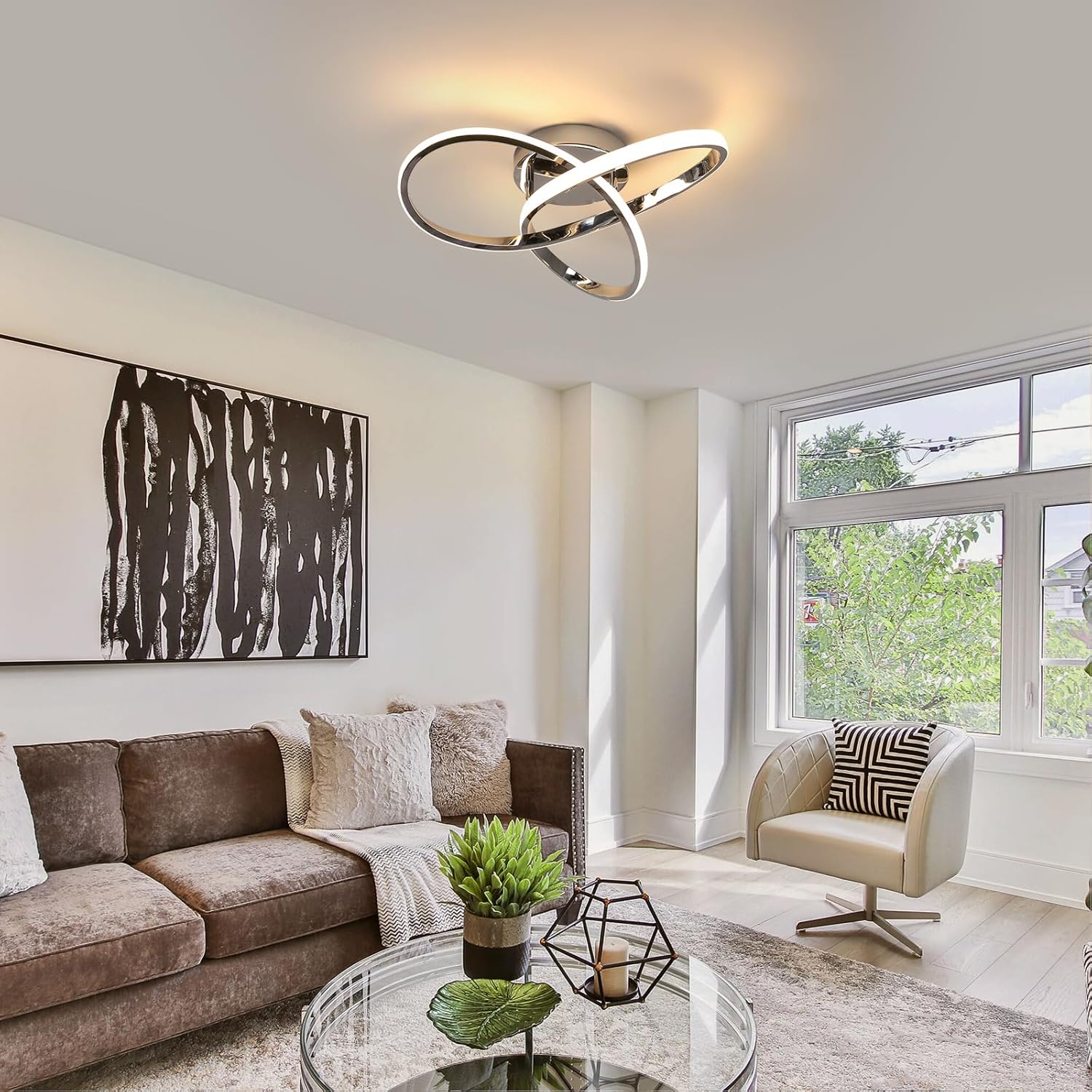 Montert elegant LED-taklampe. Blomsterdesign gir stilig og moderne lys til stueinteriør.