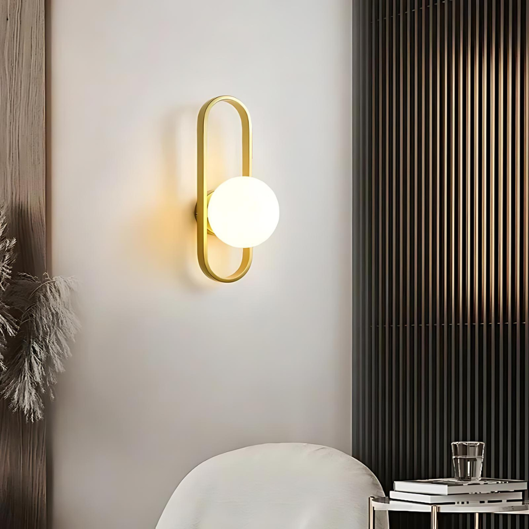 "Elegant LED-vegglampe med stilrent glassdesign, perfekt for moderne hjem. Mykt, omgivende lys skaper elegansesfære."