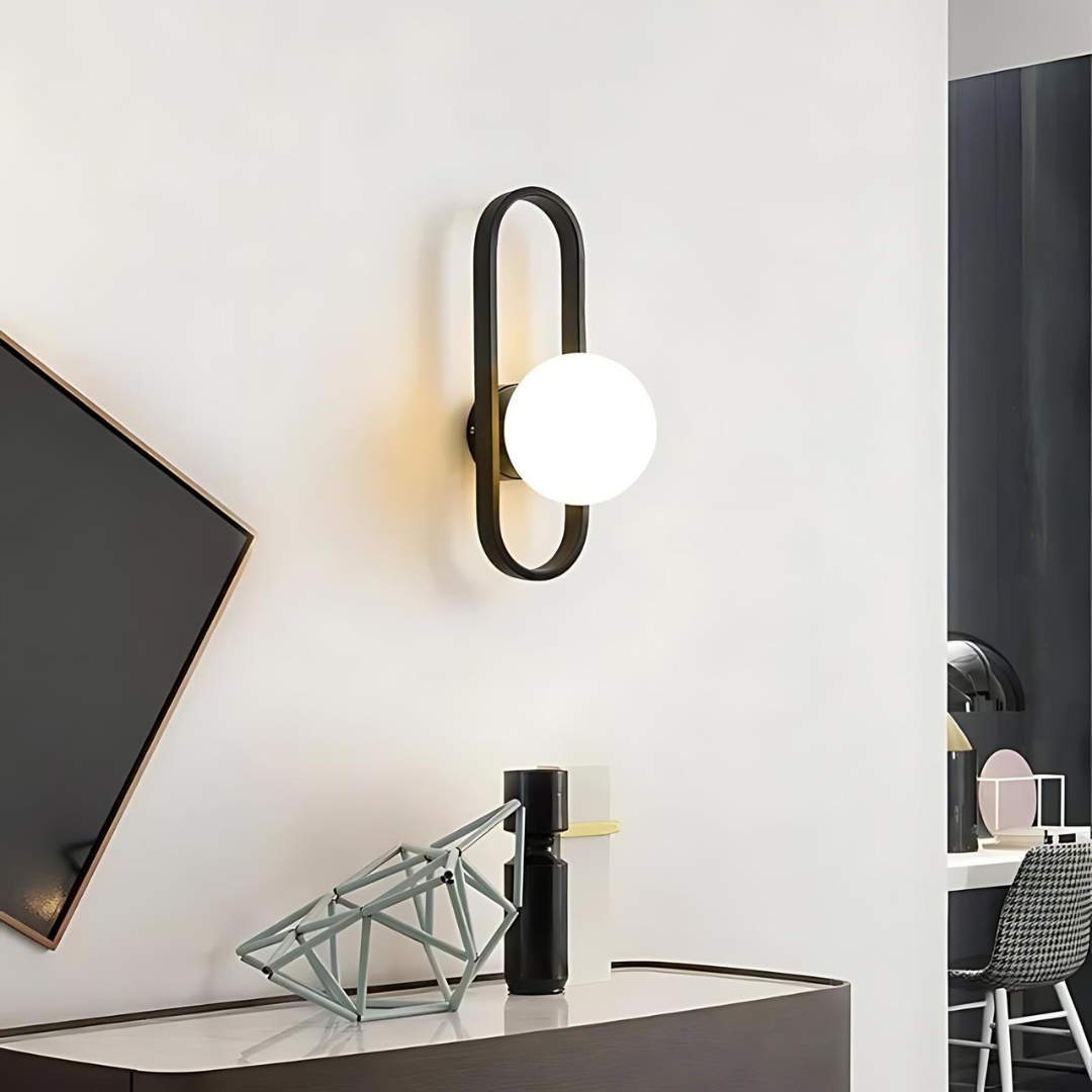 "Elegant LED-vegglampe med stilrent glassdesign, perfekt for moderne hjem. Mykt, omgivende lys skaper elegansesfære."