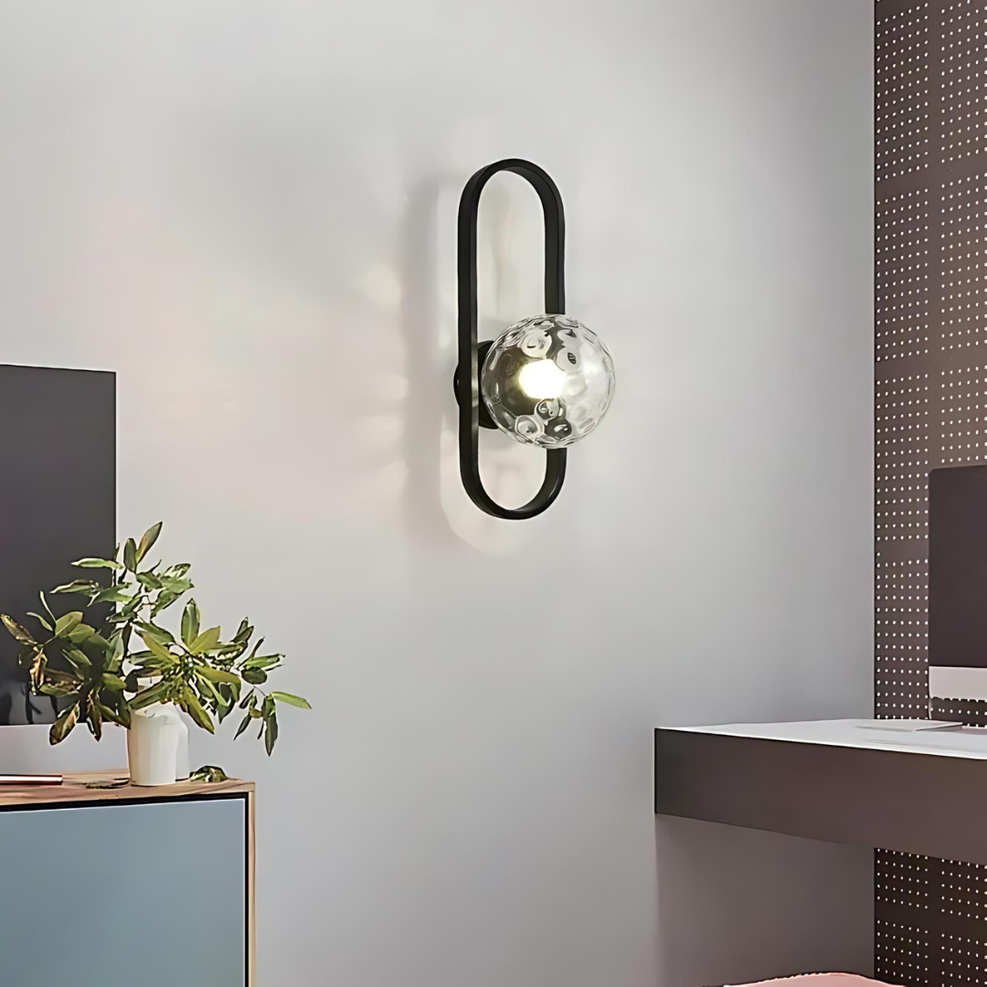 "Elegant LED-vegglampe med stilrent glassdesign, perfekt for moderne hjem. Mykt, omgivende lys skaper elegansesfære."