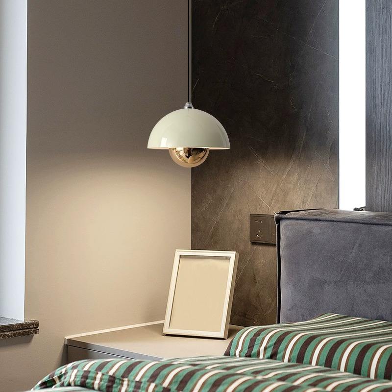 "Elegant løftbar pendellampe i pod-form med justerbar vinkel og integrert LED-lys i flere farger."