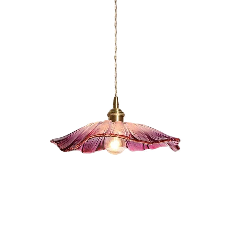 Elegant lotusglasslampe i lilla og beige, for magisk atmosfære i stuen.