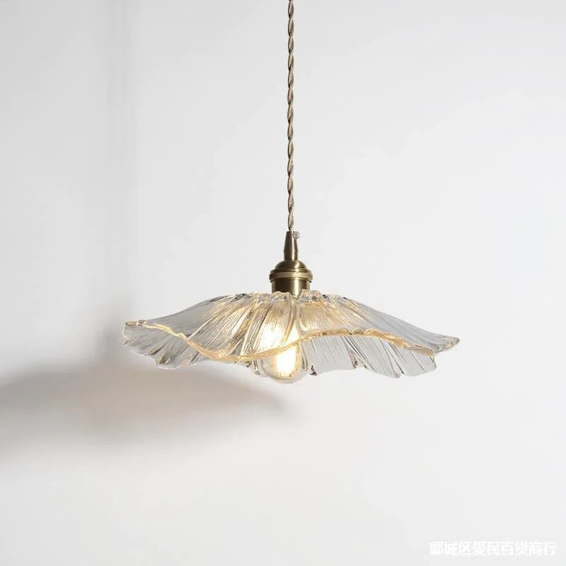 Lotusformet glasslampe, elegant belysning og interiørdesign for et unikt hjem.