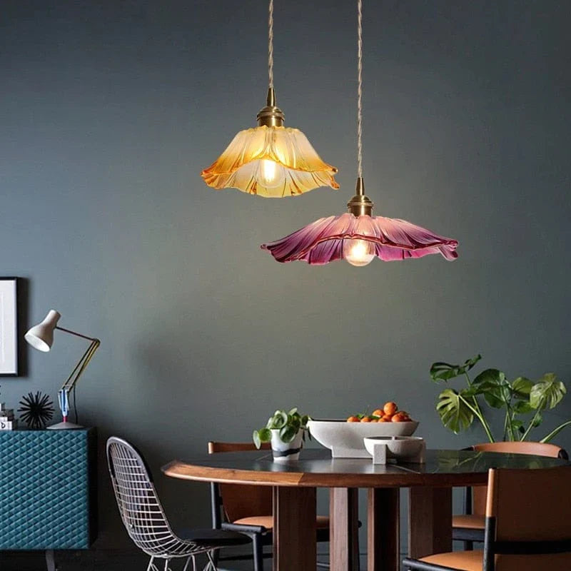 Dekorbelysning til stue eller soverom, elegant lotusglasslampe som fremhever rommets design.