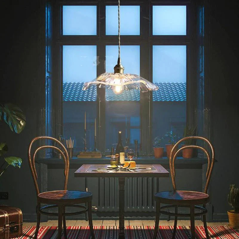 Eksklusiv lotusglasslampe, retro belysning i glass, ideell for koselig interiørdesign.