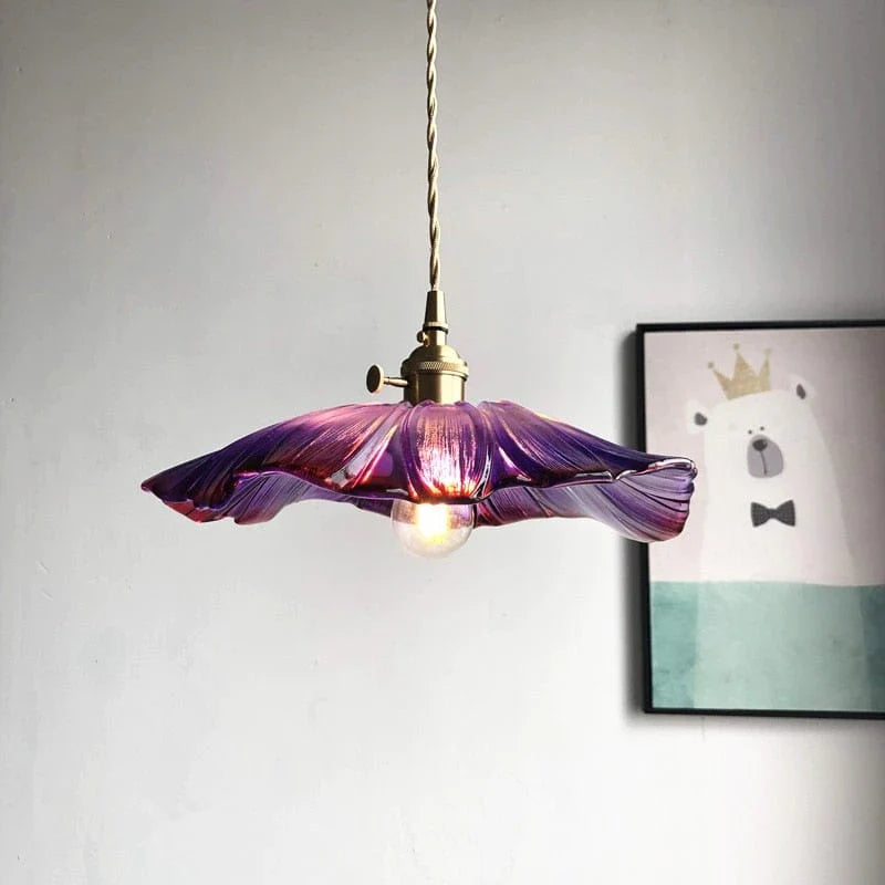 Håndlaget elegant glasslampe i lotusdesign, perfekt som dekorbelysning til ethvert rom.