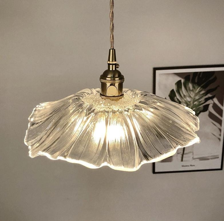 Lilla og beige glasslampe, moderne belysning som skaper en koselig og magisk atmosfære.