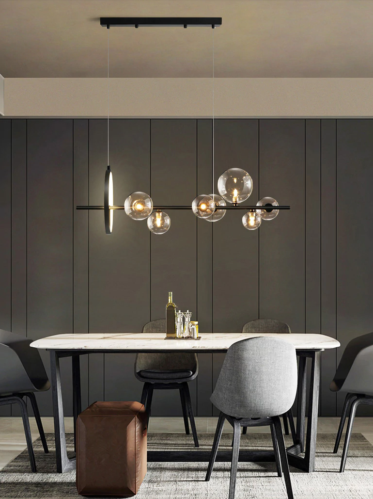 "Elegant lysekrone i blåst glass med unikt bobledesign, gjennomsiktig overflate og justerbar høyde for ethvert interiør."