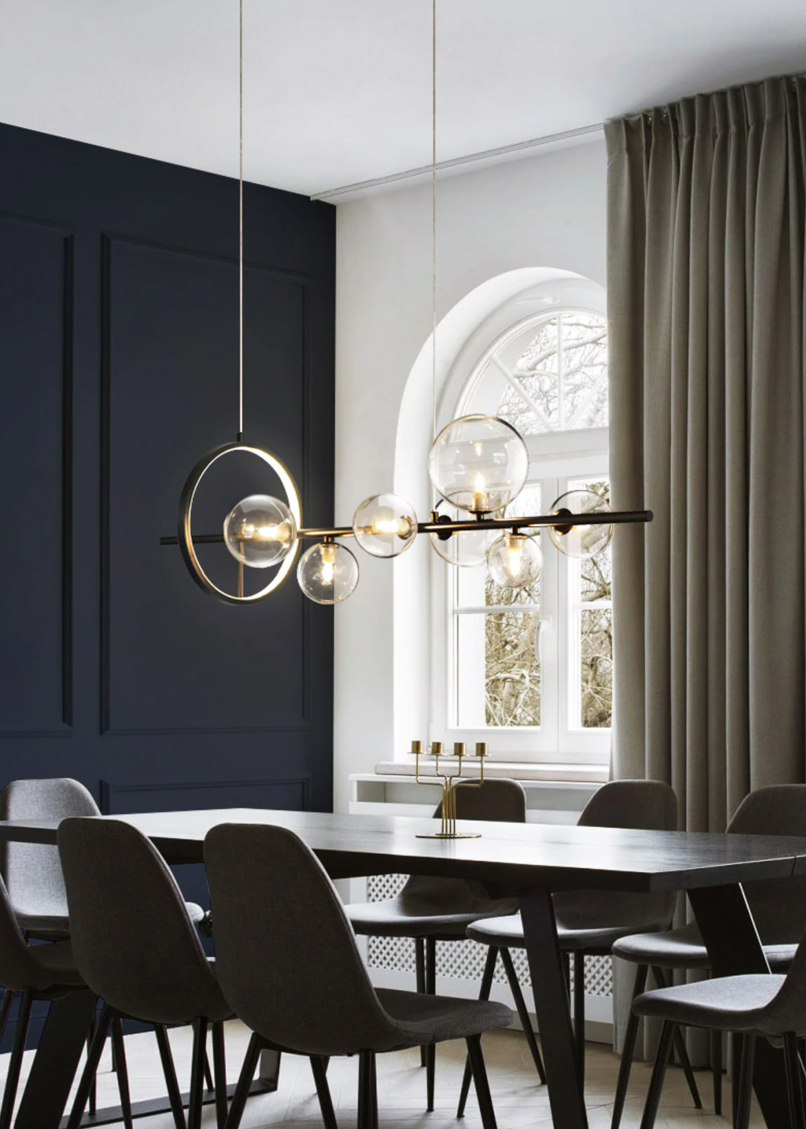 "Elegant lysekrone i blåst glass med unikt bobledesign, gjennomsiktig overflate og justerbar høyde for ethvert interiør."
