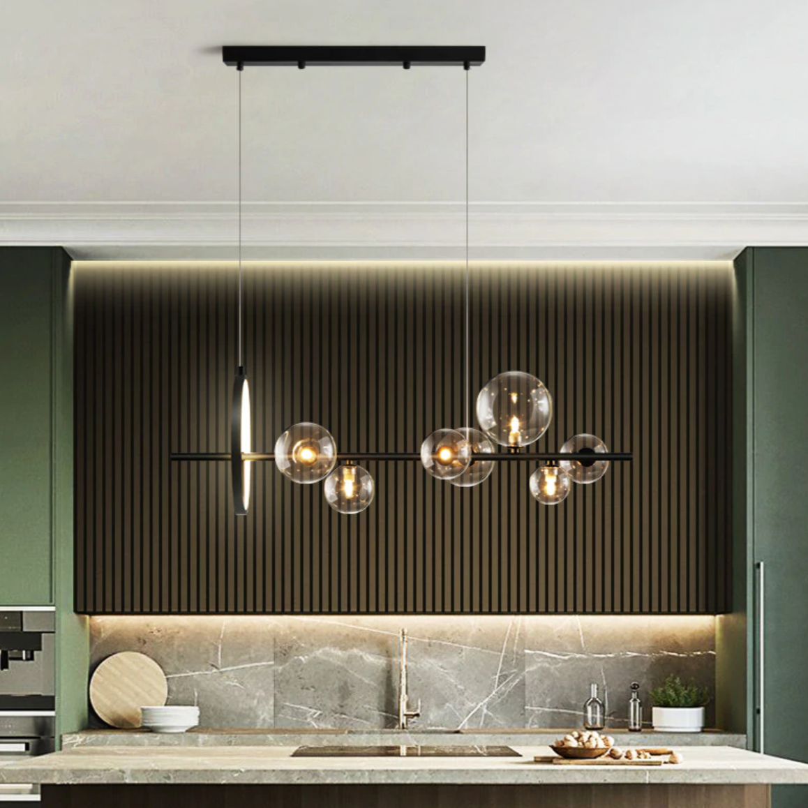 "Elegant lysekrone i blåst glass med unikt bobledesign, gjennomsiktig overflate og justerbar høyde for ethvert interiør."