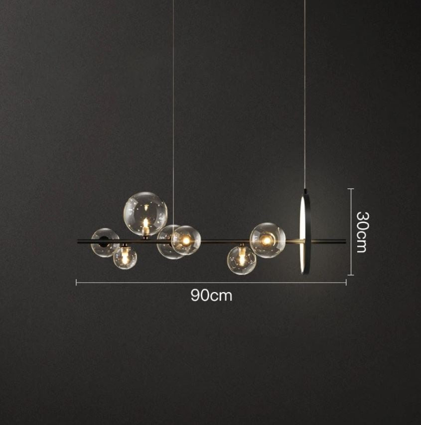 "Elegant lysekrone i blåst glass med unikt bobledesign, gjennomsiktig overflate og justerbar høyde for ethvert interiør."