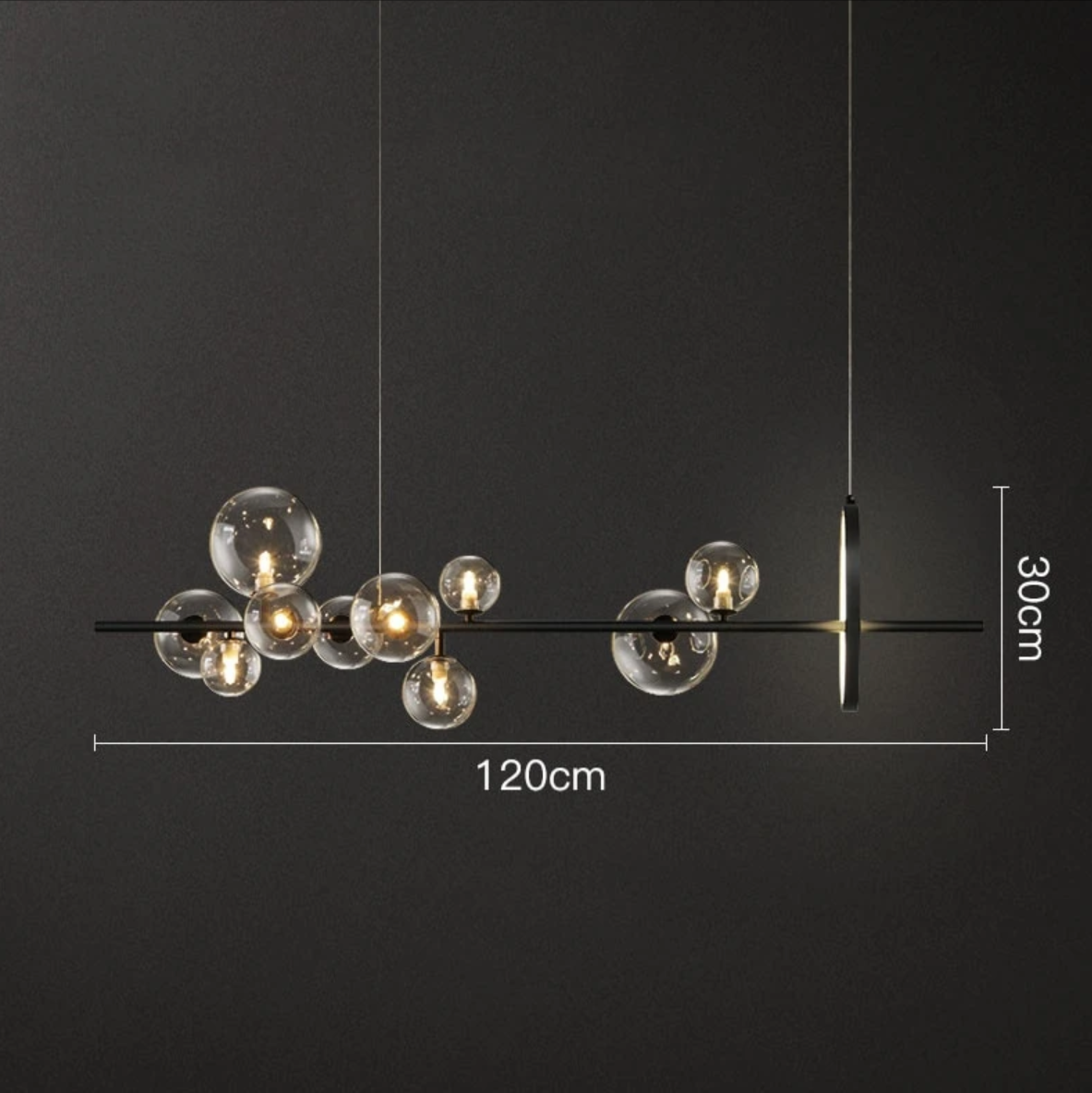 "Elegant lysekrone i blåst glass med unikt bobledesign, gjennomsiktig overflate og justerbar høyde for ethvert interiør."