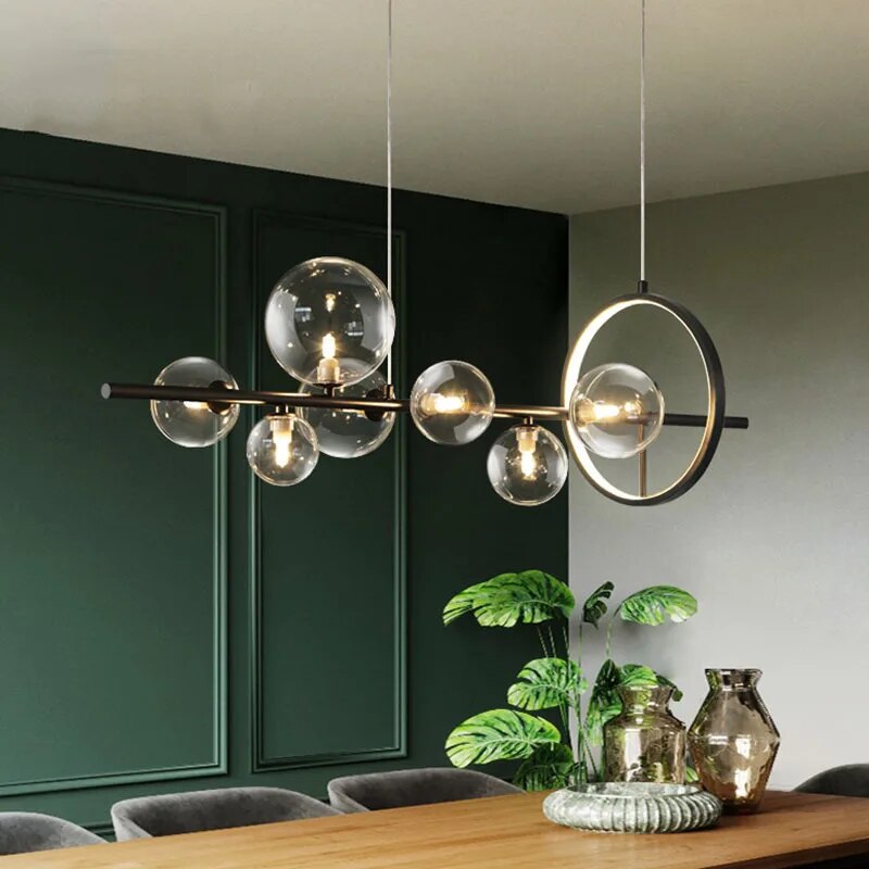 "Elegant lysekrone i blåst glass med unikt bobledesign, gjennomsiktig overflate og justerbar høyde for ethvert interiør."