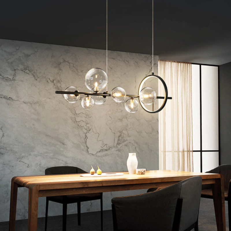 "Elegant lysekrone i blåst glass med unikt bobledesign, gjennomsiktig overflate og justerbar høyde for ethvert interiør."