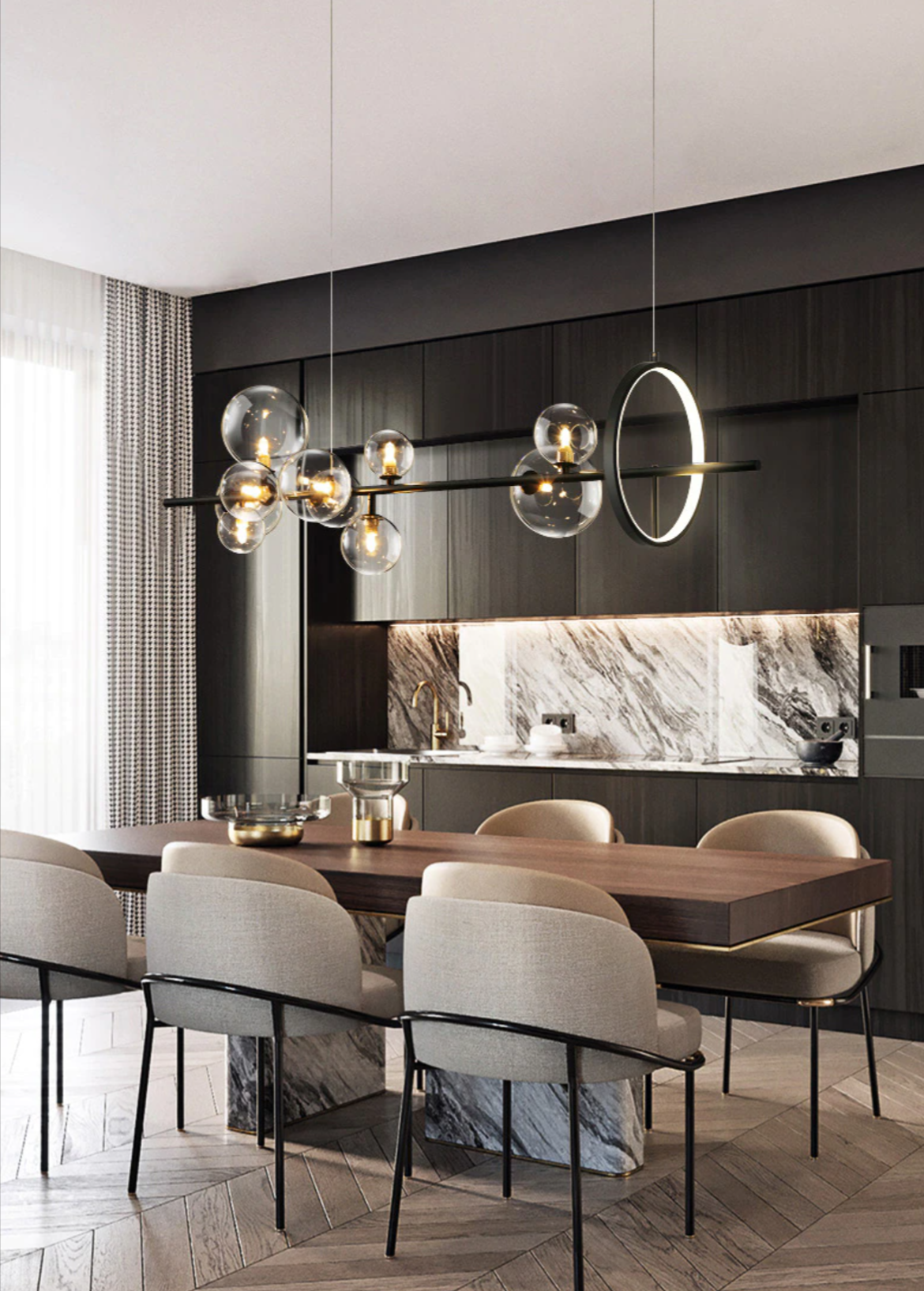 "Elegant lysekrone i blåst glass med unikt bobledesign, gjennomsiktig overflate og justerbar høyde for ethvert interiør."