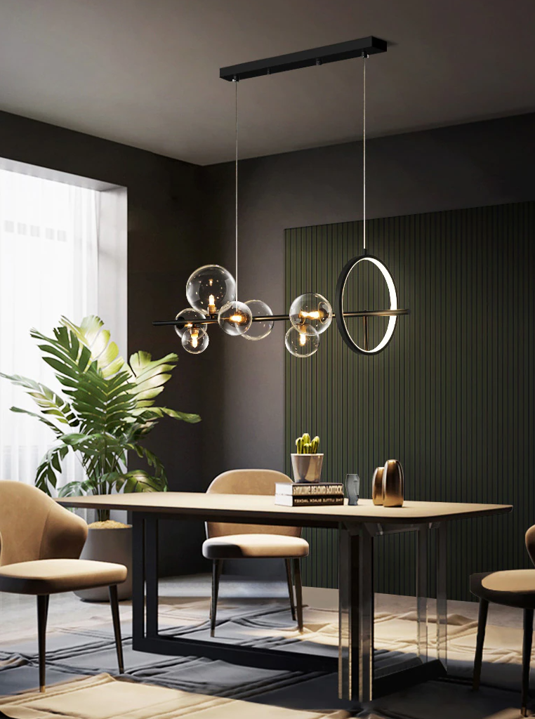 "Elegant lysekrone i blåst glass med unikt bobledesign, gjennomsiktig overflate og justerbar høyde for ethvert interiør."