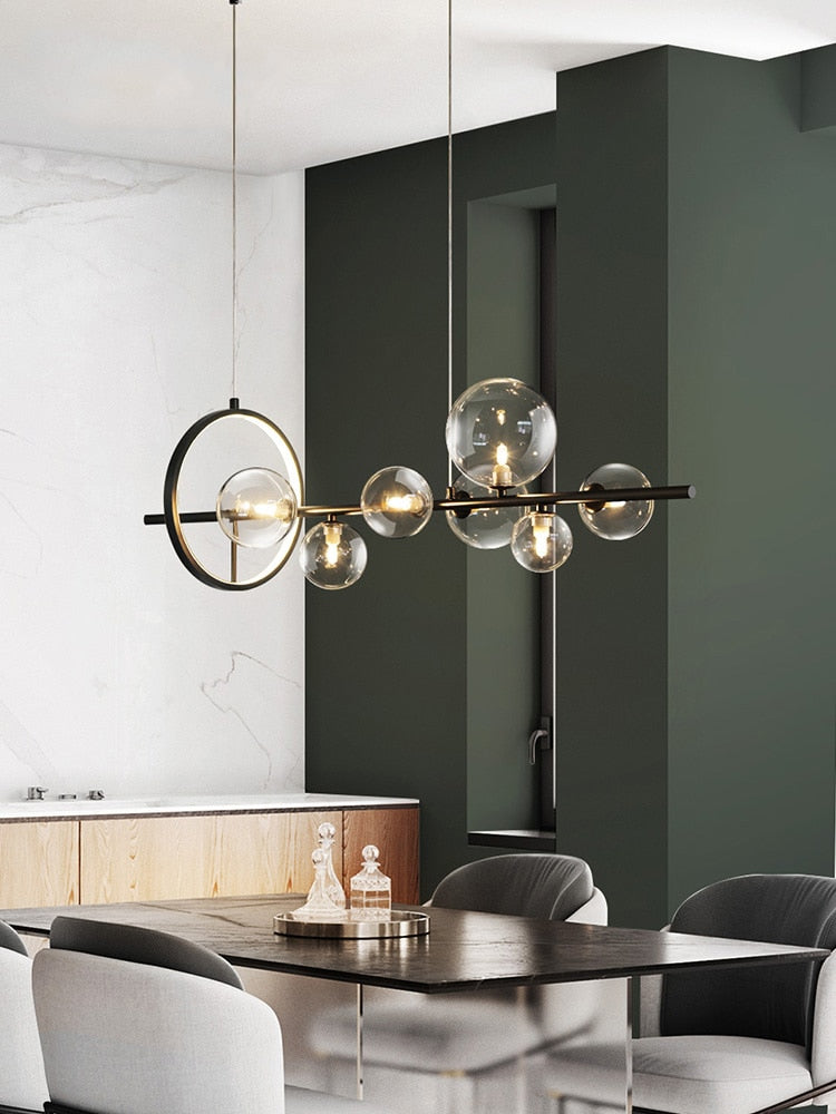 "Elegant lysekrone i blåst glass med unikt bobledesign, gjennomsiktig overflate og justerbar høyde for ethvert interiør."