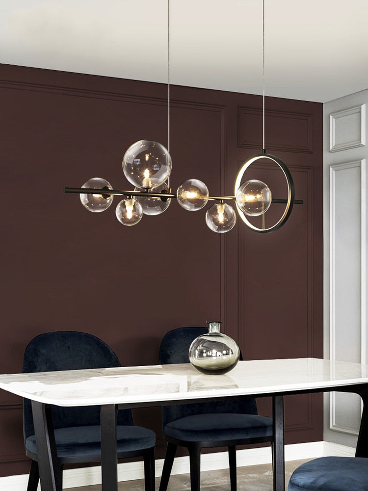 "Elegant lysekrone i blåst glass med unikt bobledesign, gjennomsiktig overflate og justerbar høyde for ethvert interiør."