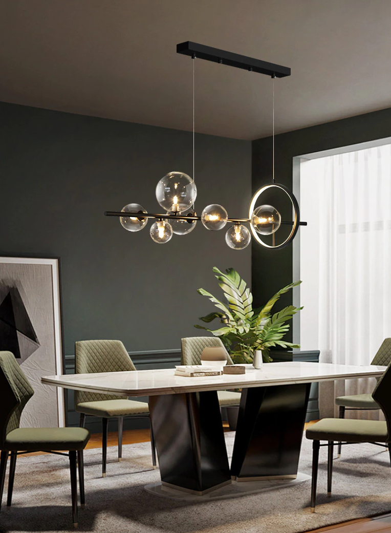 "Elegant lysekrone i blåst glass med unikt bobledesign, gjennomsiktig overflate og justerbar høyde for ethvert interiør."