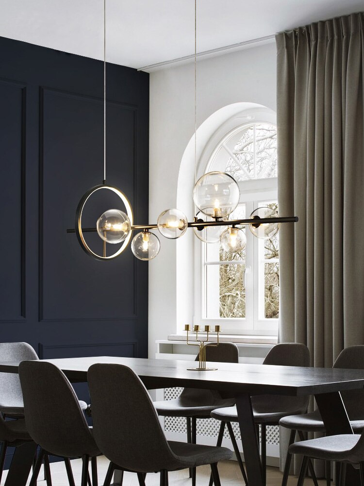 "Elegant lysekrone i blåst glass med unikt bobledesign, gjennomsiktig overflate og justerbar høyde for ethvert interiør."