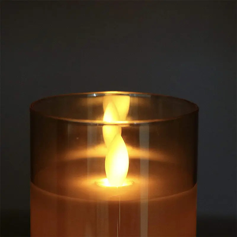 "Elegant lyssett med realistisk flammeeffekt og varmhvitt lys i glasshus, perfekt for hjemmets ulike rom."