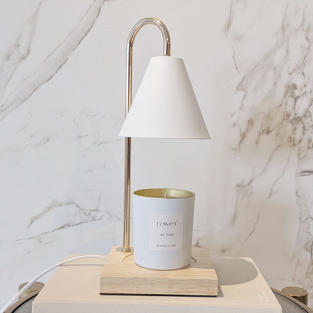 Moderne lysvarmer i hvit/lyseblå farge med gull, skaper hyggelig atmosfære og trygt varmer duftlys for interiøret.