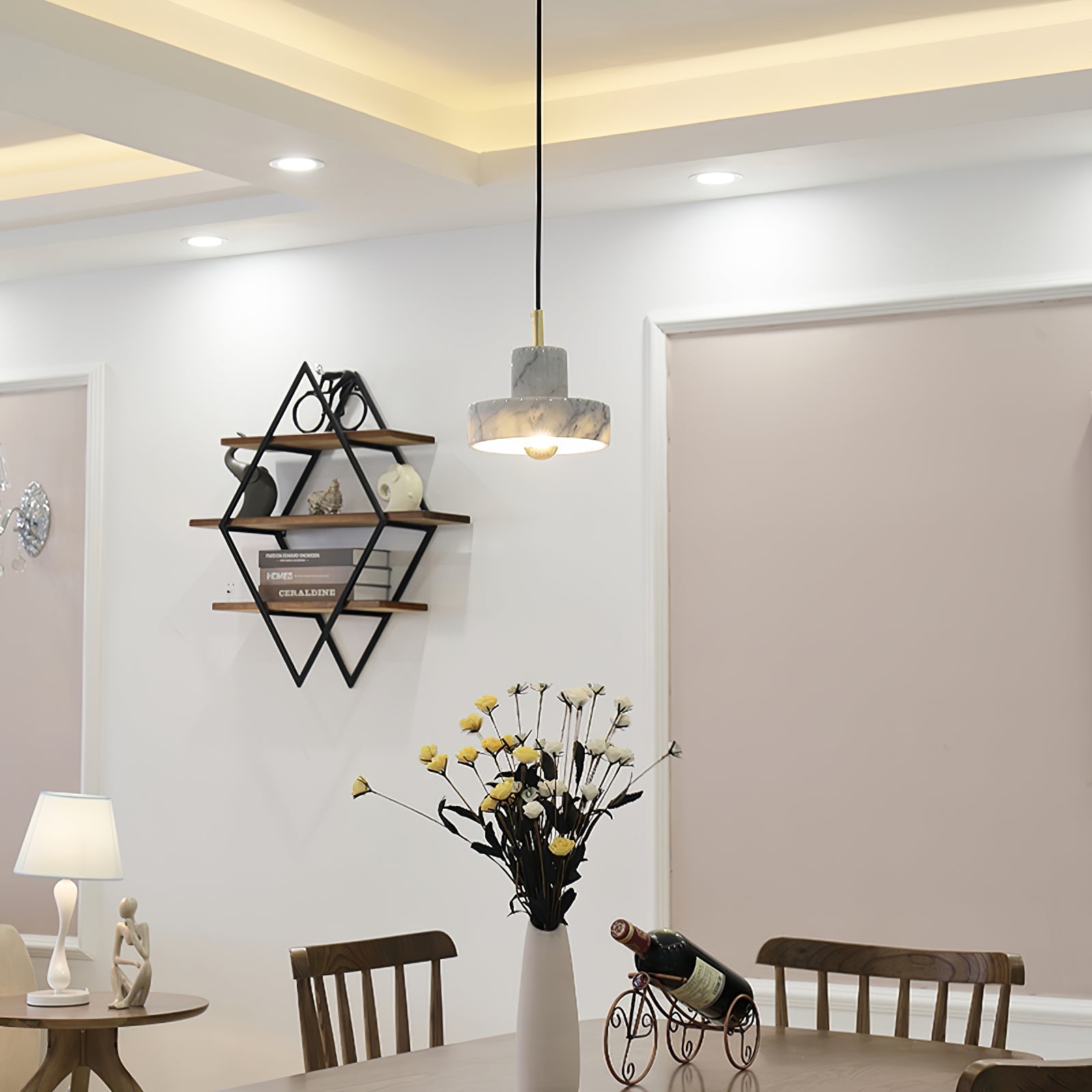 Elegant marmor pendellampe med justerbar kabel og integrert LED. Skaper varm belysning med luksuriøs marmorfinish.