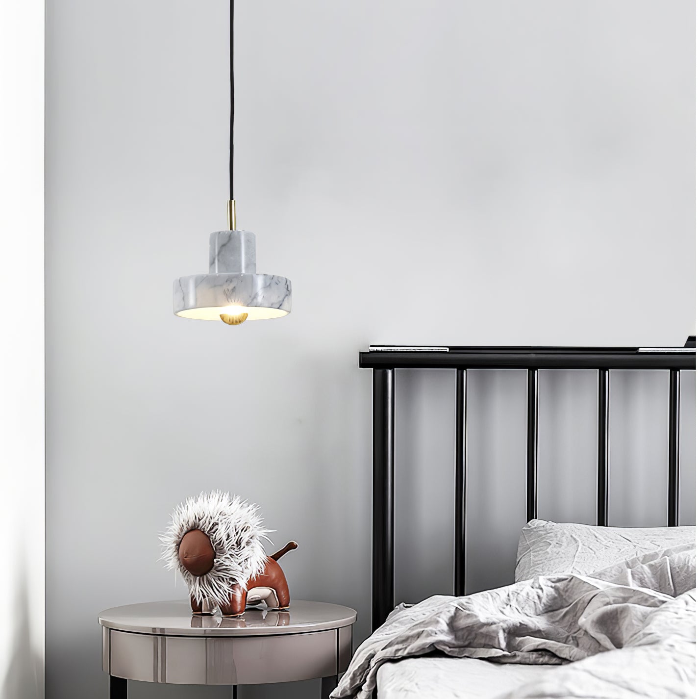 Elegant marmor pendellampe med justerbar kabel og integrert LED. Skaper varm belysning med luksuriøs marmorfinish.
