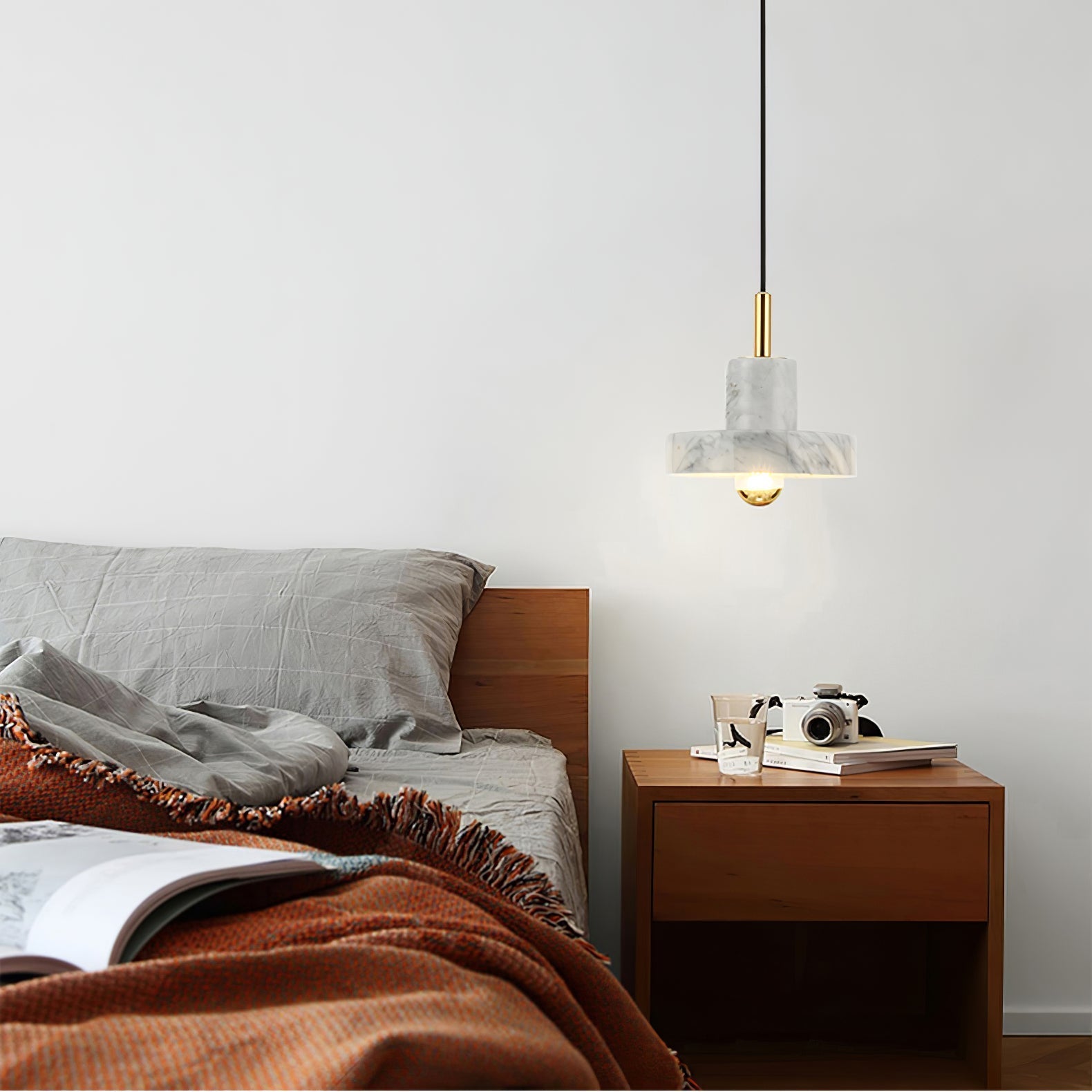 Elegant marmor pendellampe med justerbar kabel og integrert LED. Skaper varm belysning med luksuriøs marmorfinish.