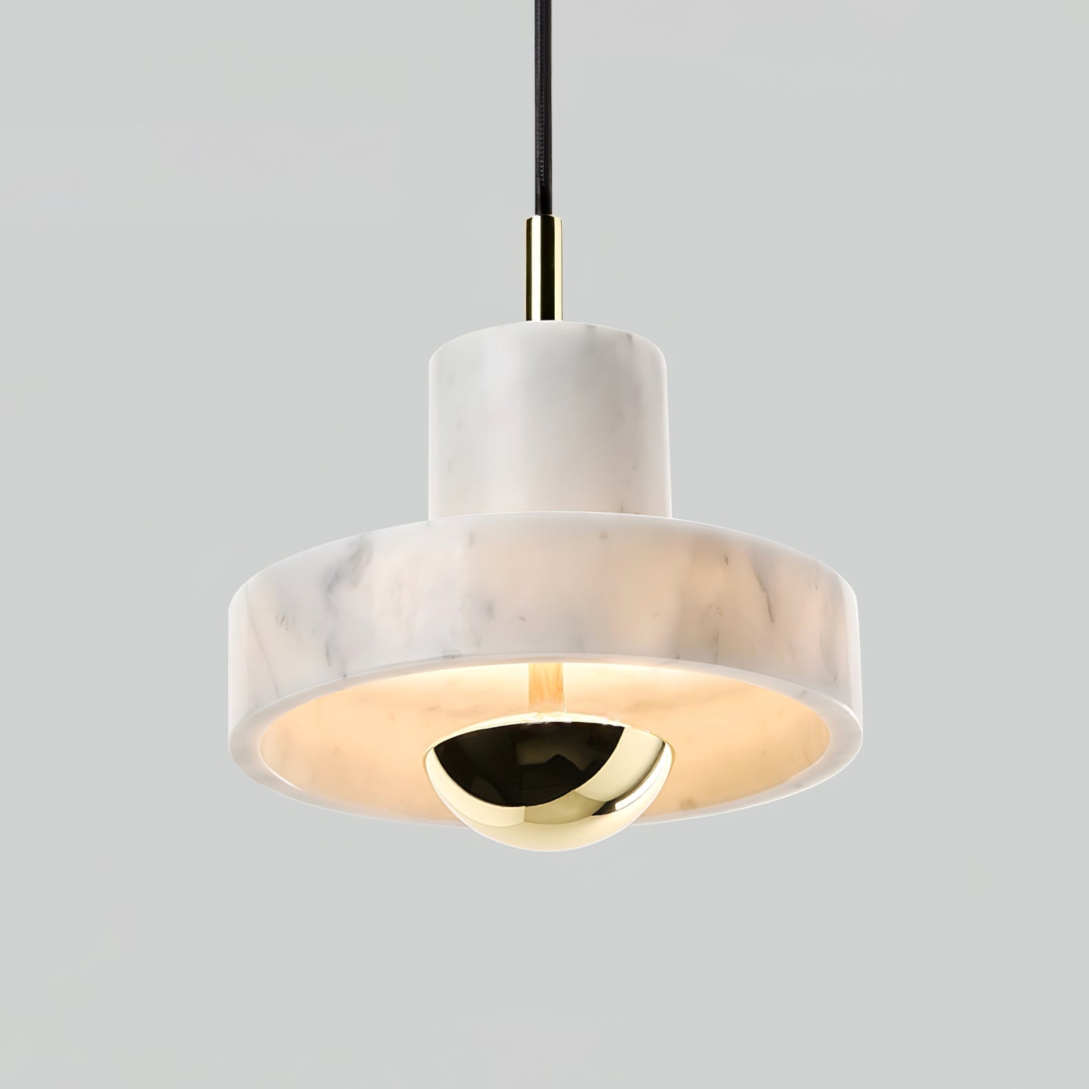 Elegant marmor pendellampe med justerbar kabel og integrert LED. Skaper varm belysning med luksuriøs marmorfinish.