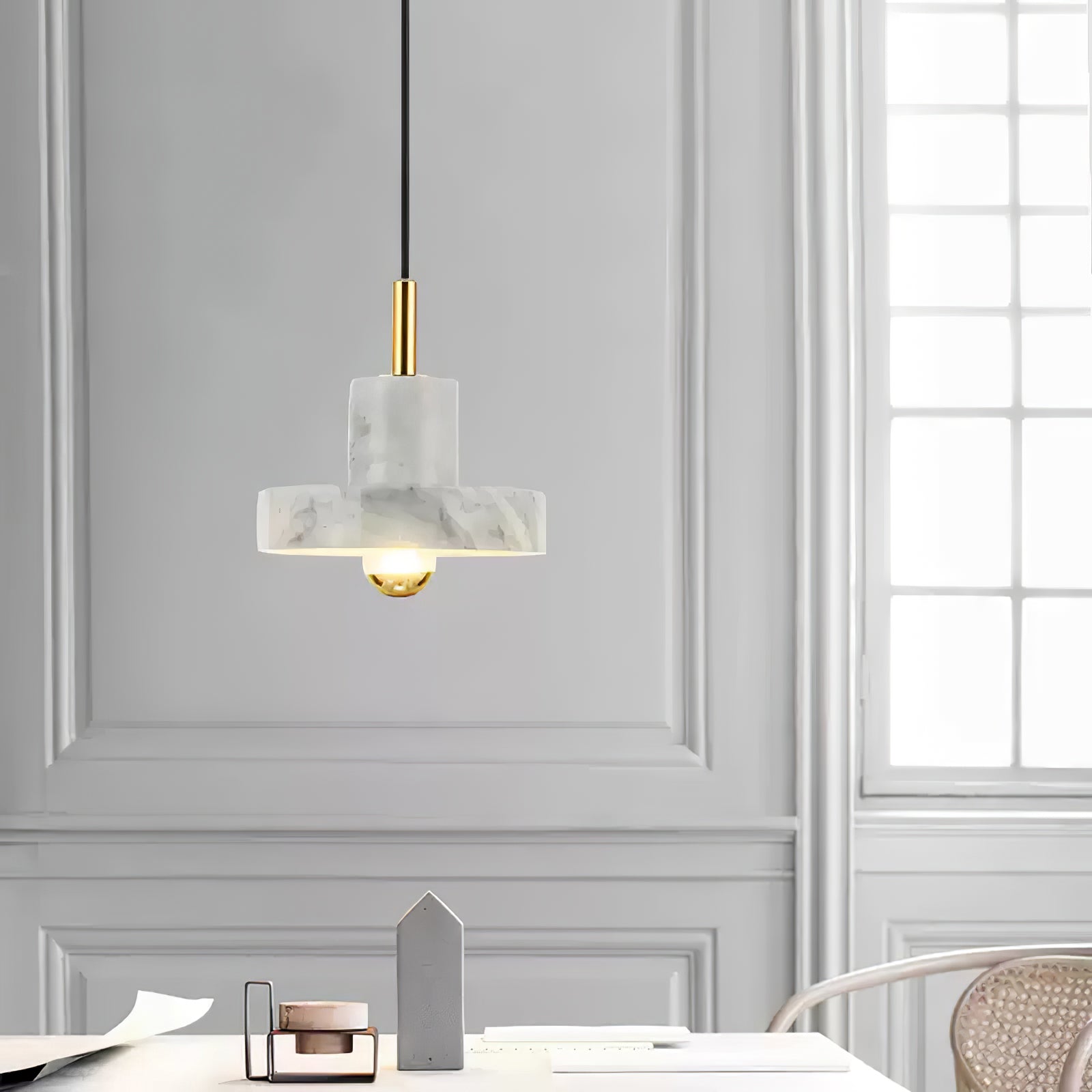 Elegant marmor pendellampe med justerbar kabel og integrert LED. Skaper varm belysning med luksuriøs marmorfinish.