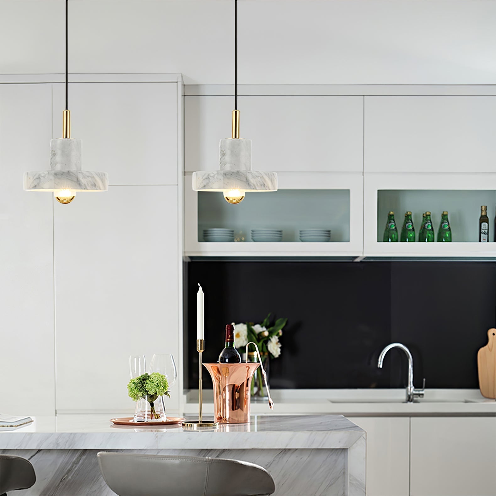 Elegant marmor pendellampe med justerbar kabel og integrert LED. Skaper varm belysning med luksuriøs marmorfinish.