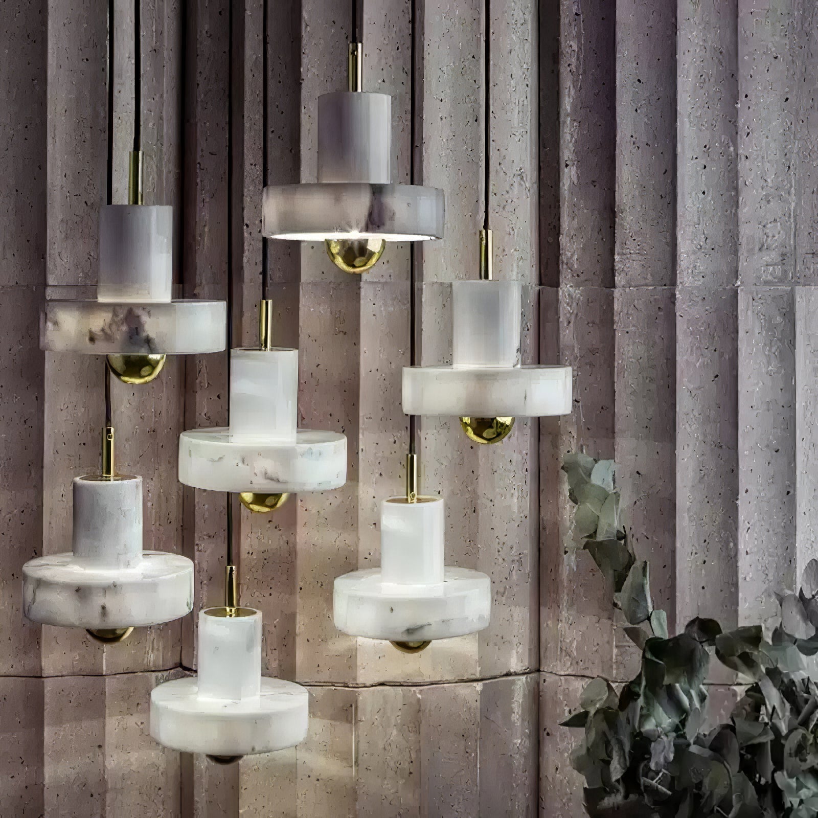 Elegant marmor pendellampe med justerbar kabel og integrert LED. Skaper varm belysning med luksuriøs marmorfinish.