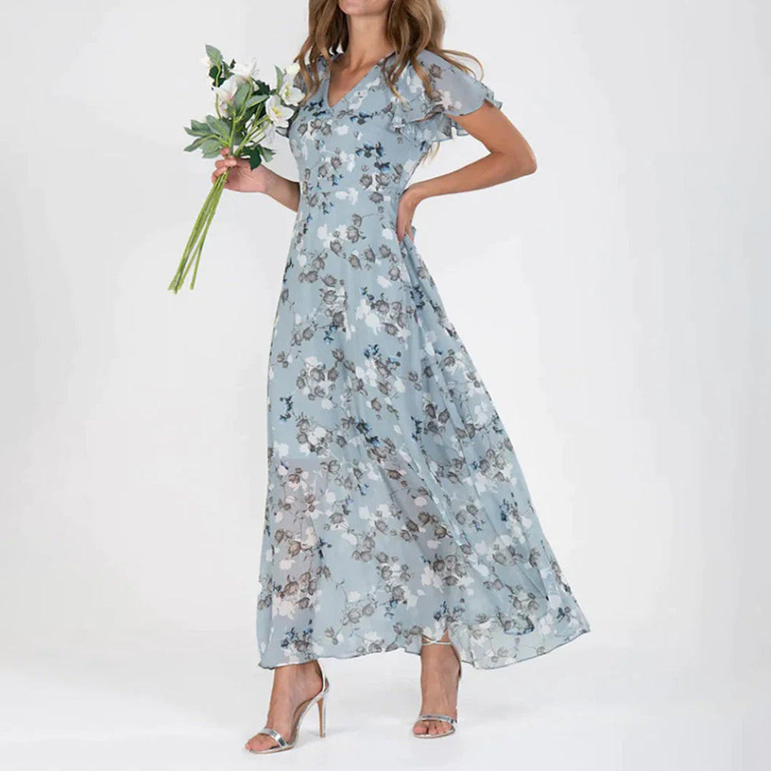 "Elegant maxikjole med blomster, grønn og himmelblå. Perfekt snitt, luftig og komfortabel for sommerdager."