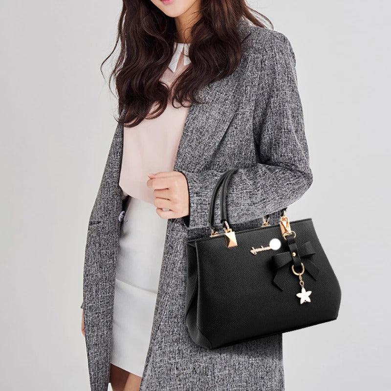 Lukket messenger-veske for kvinner, elegant blomsterdekor synlig, klar for bruk som skulderveske eller crossbody.