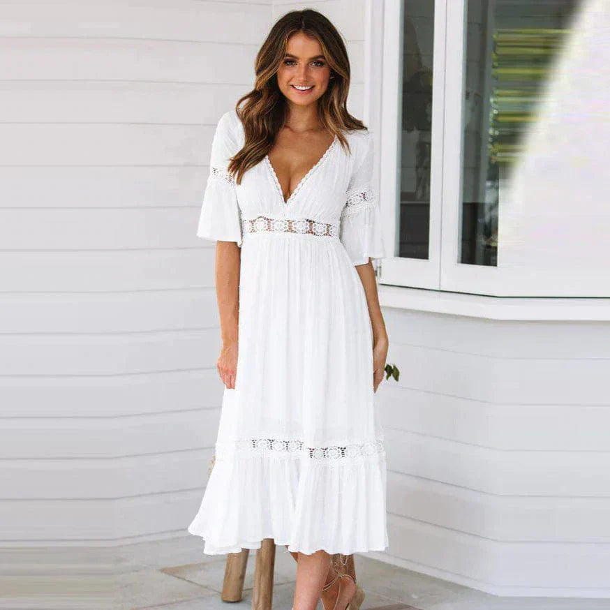 "Elegant midi-kjole med dyp V-hals, blondedetaljer og flare ermer, perfekt for sommeranledninger."