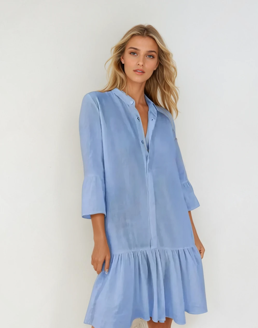 Kvinners elegant plissert skjortekjole. Flatterende minikjole perfekt for sommer og vår.