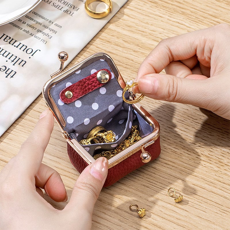"Elegant mini smykkeskrin i ekte skinn med retro design, reisevennlig, tilgjengelig i flere stilige farger."